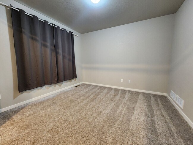 Foto del edificio - Stunning 3 Bed 3 Bath Home Near !!