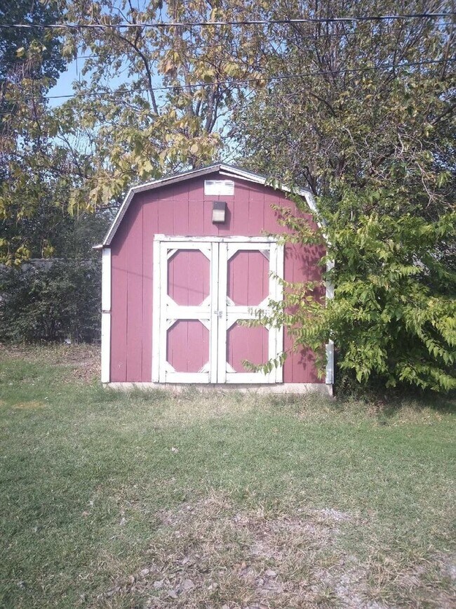 Building Photo - Cozy 2-Bedroom Home with Large Yard & Stor...