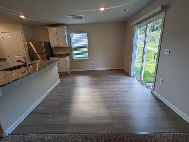 Foto del edificio - Room in Single Family Home on Trailblazer St