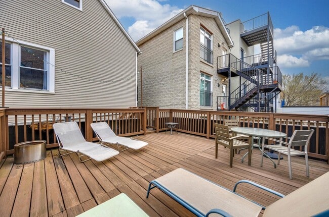 Photo - 1718 W Roscoe St Apartment