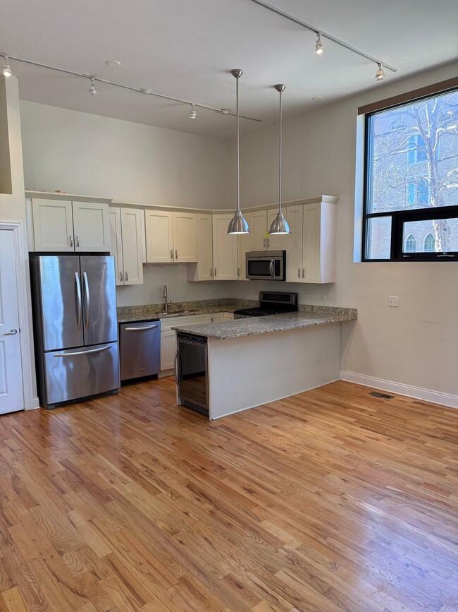 Photo - 1458 N Maplewood Ave Apartment
