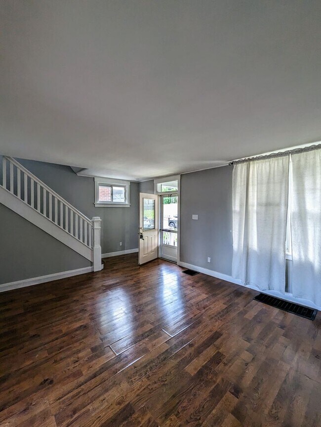 Building Photo - Updated 3 Bedroom in Dormont with AC and Fenced in Yard