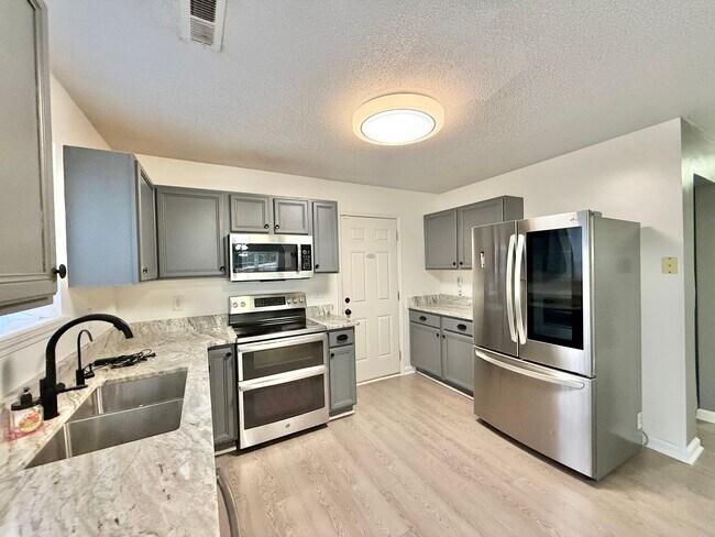 Foto del edificio - Newly Remodeled 4BD, 2.5BA Raleigh Home wi...