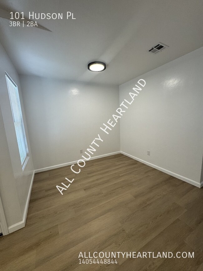 Building Photo - Updated 3 bed 2 bath in Midwest City!