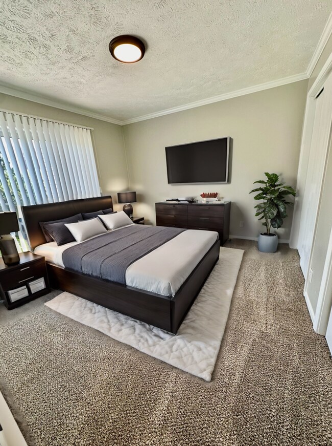 Building Photo - 2 bed 1 bath with W/D In Unit
