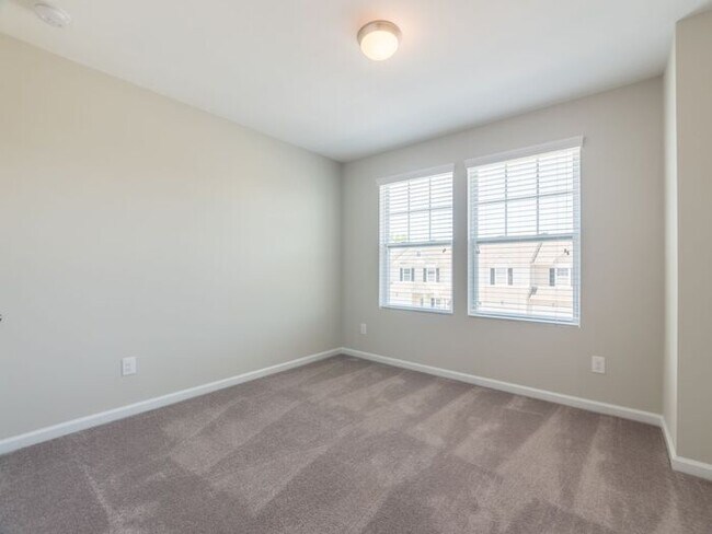 Foto del edificio - Beautiful 3BD/2.5BTH End Unit Townhome in ...