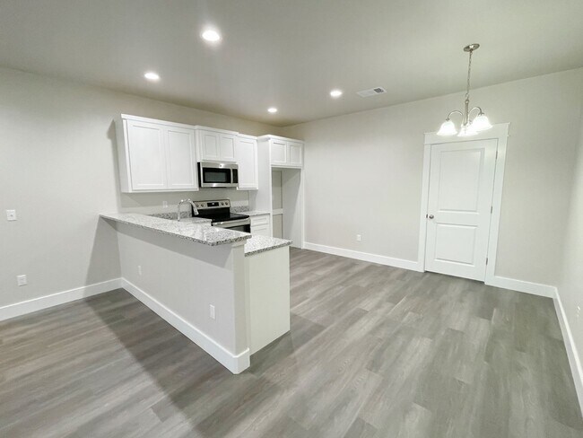 Foto del edificio - Beautiful 4 bedroom 2 Bath Home in New Com...