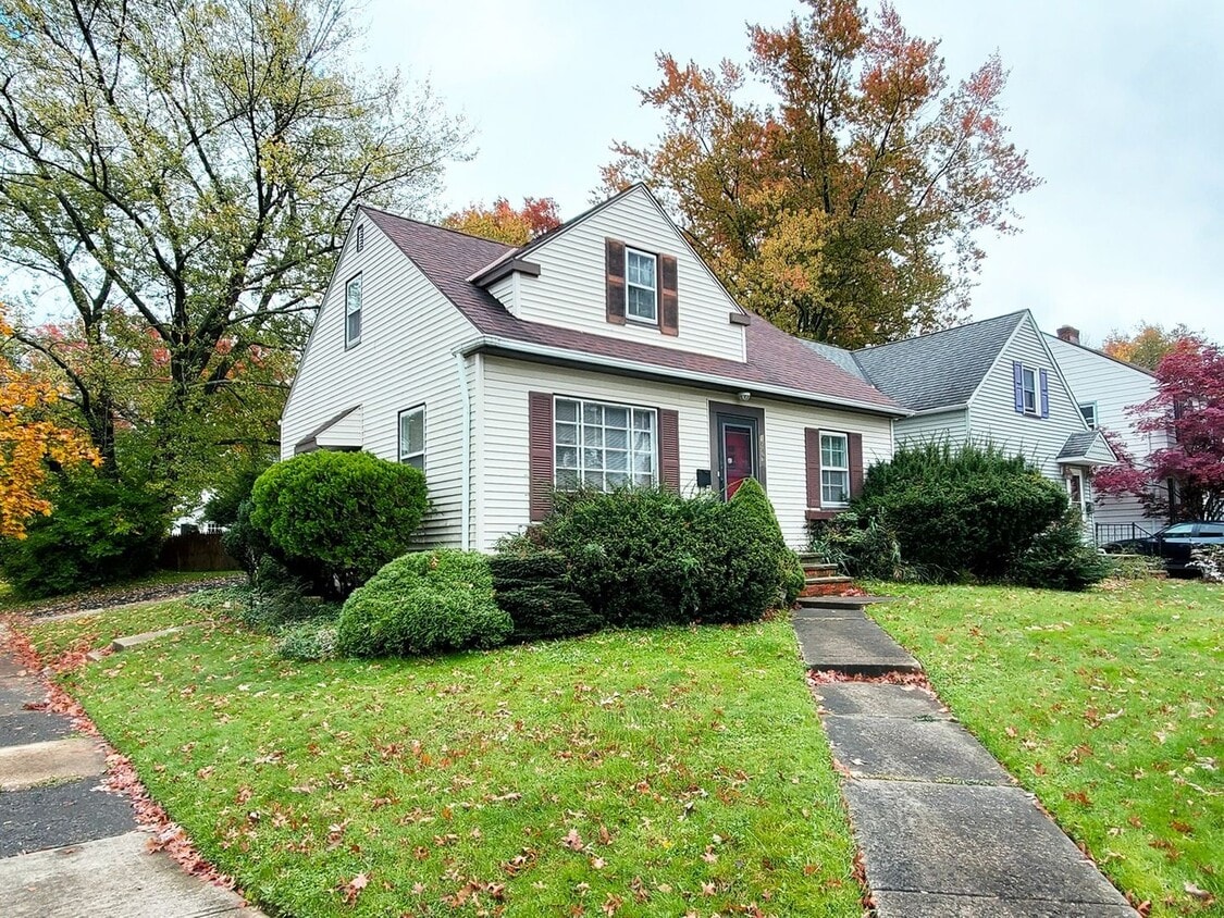 Primary Photo - 4 Bed - 1 Bath Bungalow for Rent
