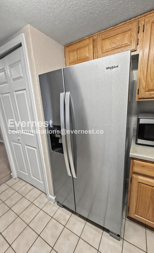 Building Photo - Modern Comfort Meets Mountain Views / 3 beds & 2 Bath / Coming Soon!