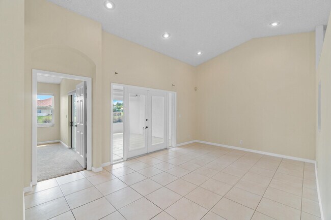 Building Photo - 6192 Floral Lakes Dr