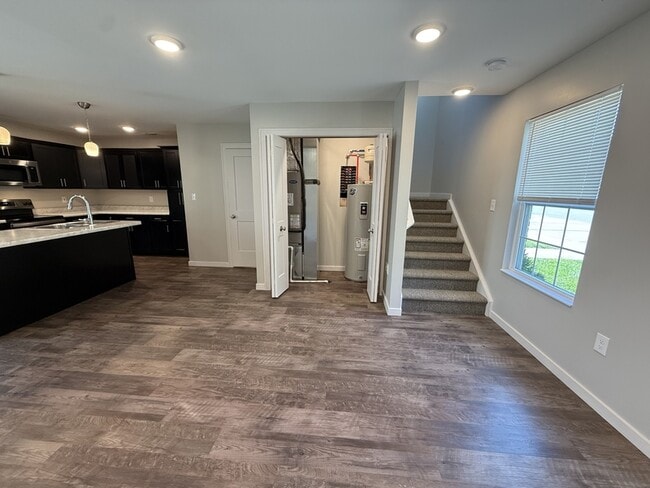 Foto del edificio - 301 Creekview Dr