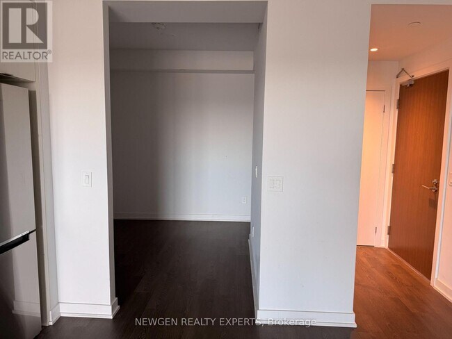 Photo du bâtiment - 1926 Lake Shore Blvd W