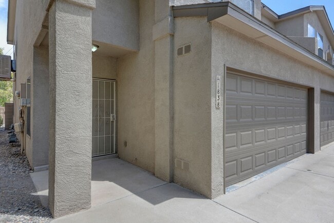 Building Photo - Amazing Updated 3 Bedroom Near Coors and I...