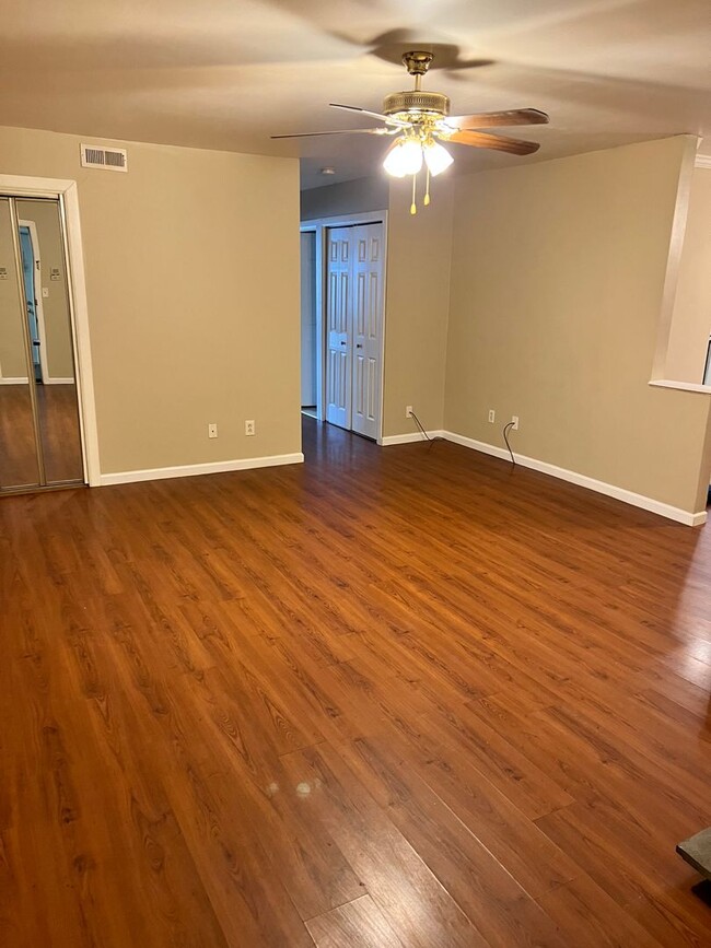 Foto del edificio - Recently updated Berkshire Estates Condo
