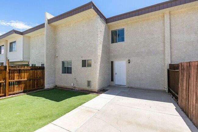 Building Photo - 2 bedroom 2 story townhouse near Horizon D...