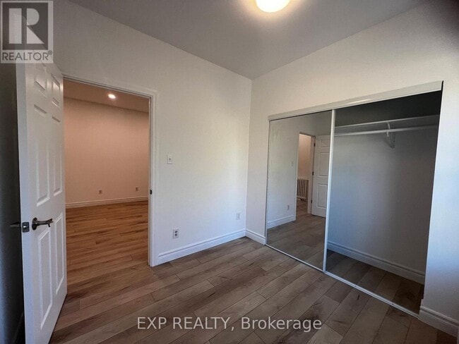 Photo du bâtiment - 804A St Clair Ave W