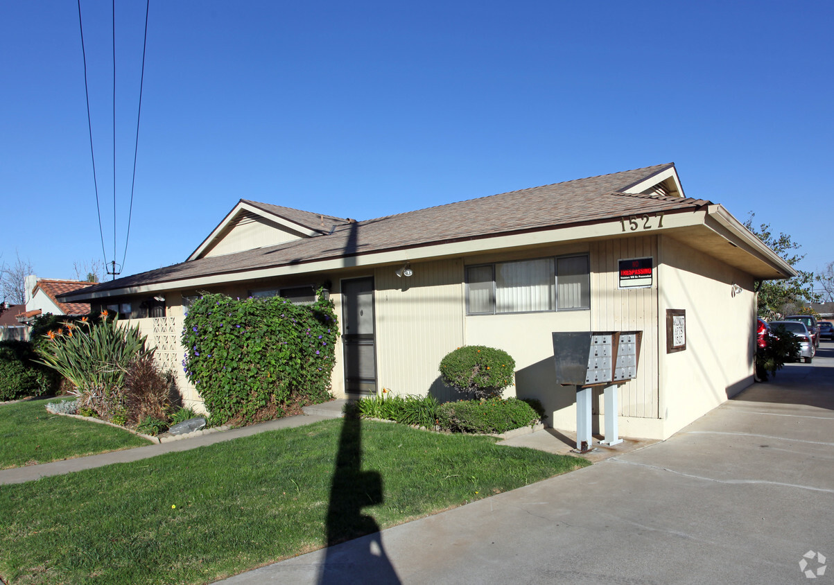 Primary Photo - Walnut Apartments