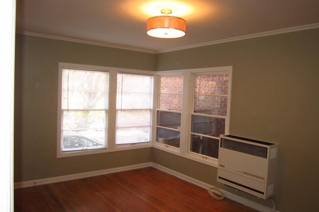 Entrance/Living room - 2176 NW Irving St