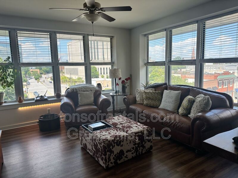 Foto principal - 100 E Washington St