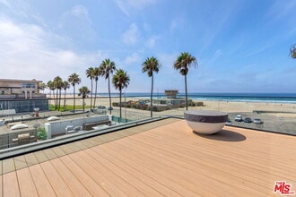 Building Photo - 2205 Ocean Front Walk