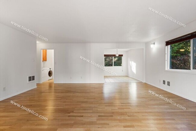 Building Photo - Cozy Multnomah Village Condo- Water, Sewer and Garbage included!