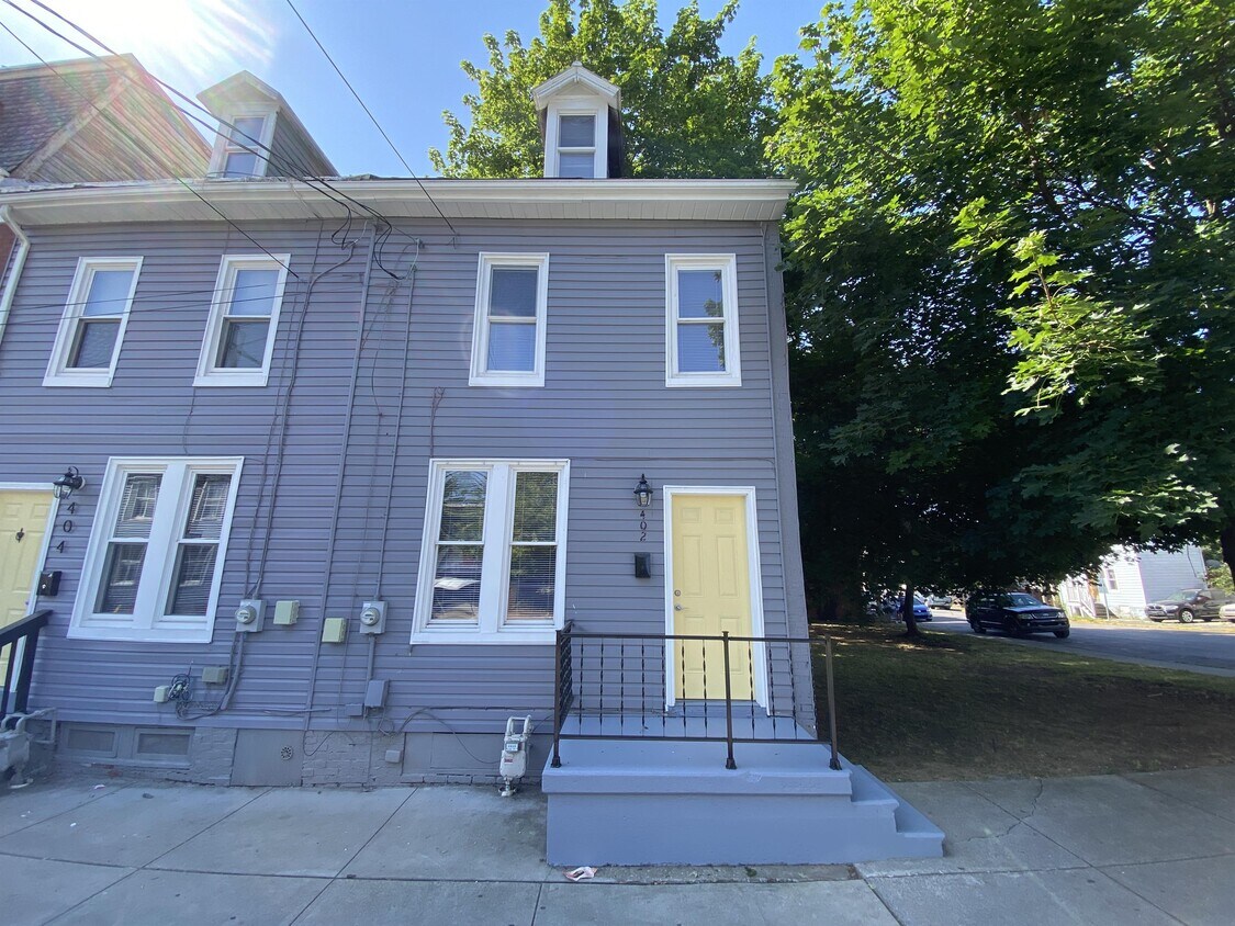 Primary Photo - 402 E King St