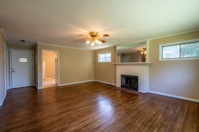 Building Photo - 3 Bed / 1.5 Bath in Tulsa!