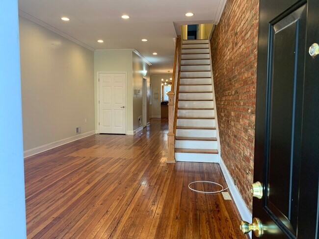 Foto del edificio - 240 S Highland Ave