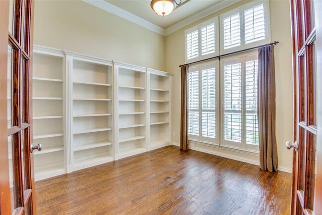 Building Photo - 1927 Mustang Trail