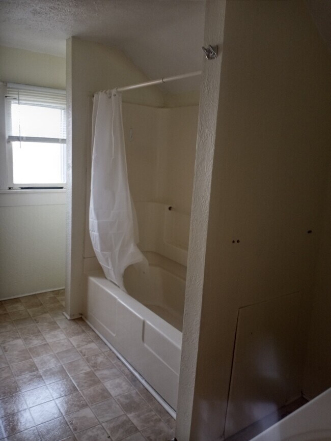 Building Photo - 211 W Higham St