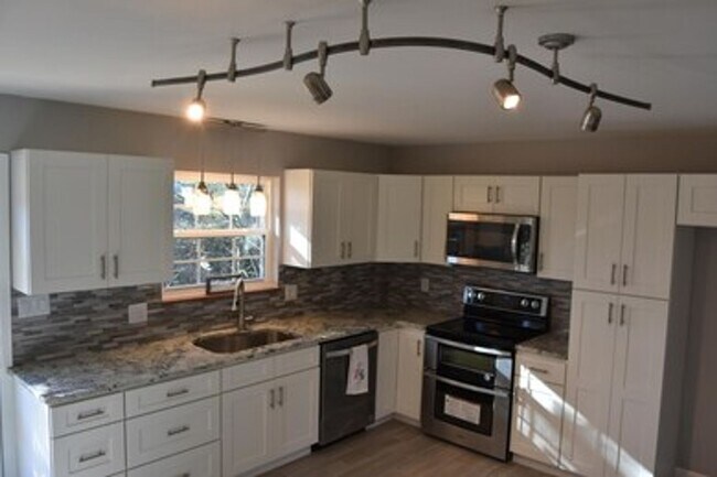 Foto del edificio - Coming Soon! 4BR/3BA | Newly Renovated Single Family Home | Large backyard | In West Knoxville!