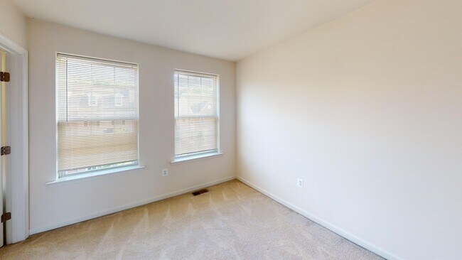 Building Photo - 1605 Fernwood Dr