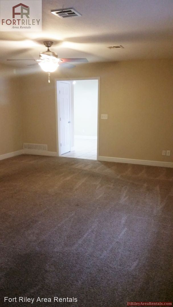 Foto del edificio - 3 br, 2 bath House - 612 W 8th St.