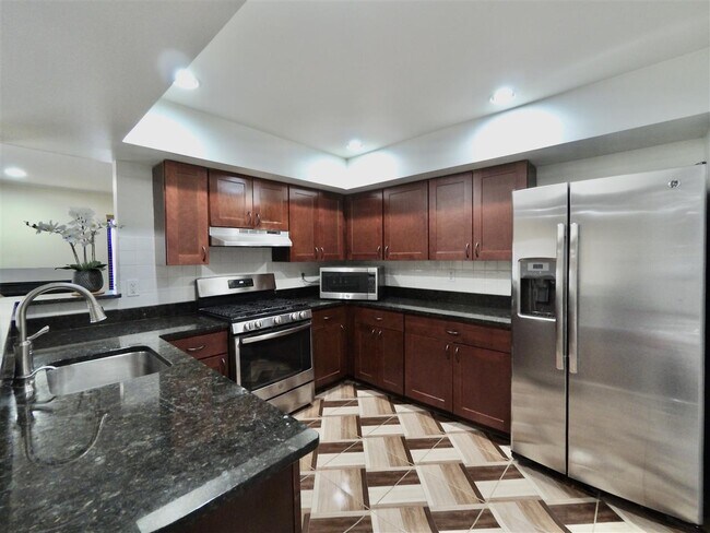Building Photo - 728 Mainsail Ln