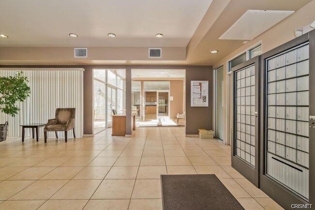 Lobby - 5325 Newcastle Ave