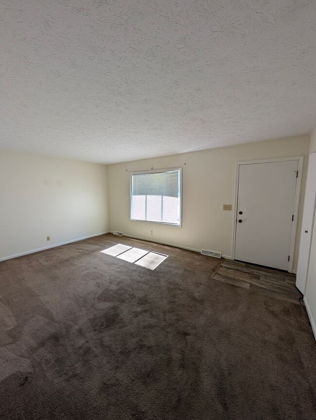 Building Photo - Avon 2 bedroom Duplex