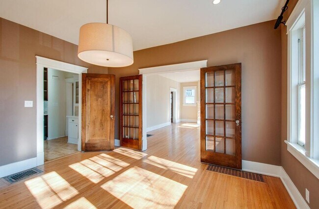 Foto del edificio - Classic 1920's home in Belmont Terrace - A...