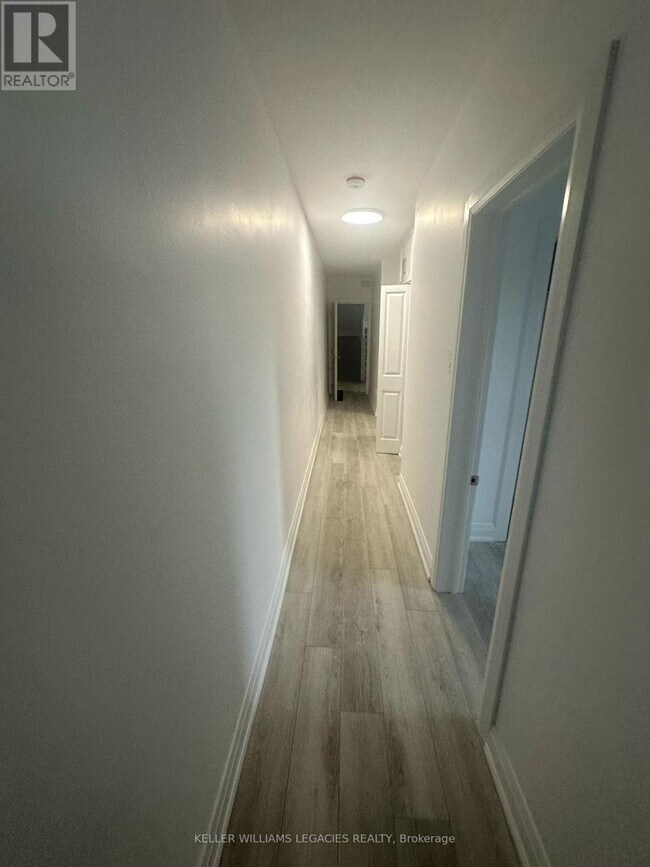 Photo du bâtiment - 1710 St Clair Ave W