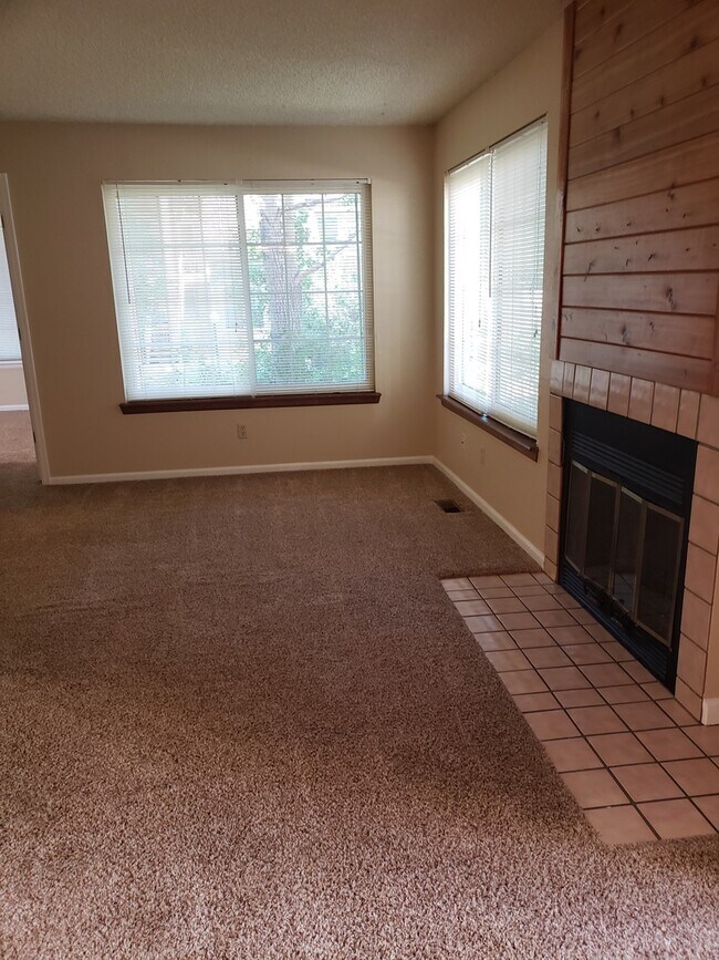 Building Photo - 6076 Gunbarrel Ave