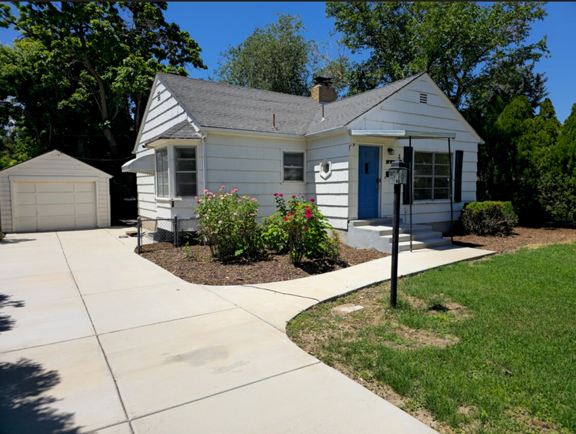 Recently Updated 3-Bedroom Millcreek Home with Fenced Yard - Recently Updated 3-Bedroom Millcreek Home with Fenced Yard