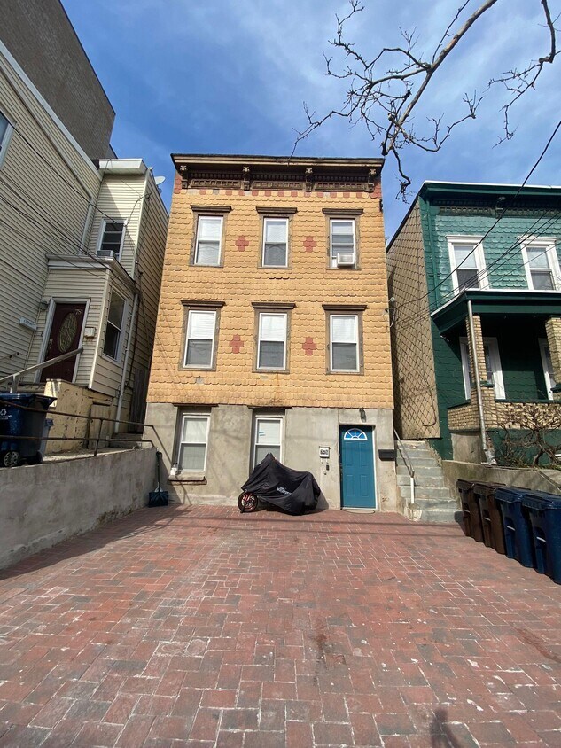 76 70th St, Guttenberg, NJ 07093 House Rental in Guttenberg, NJ