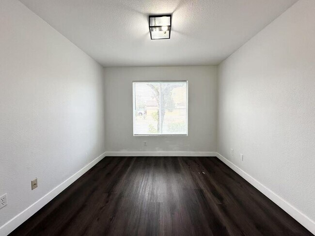 Building Photo - Allow Small Pets