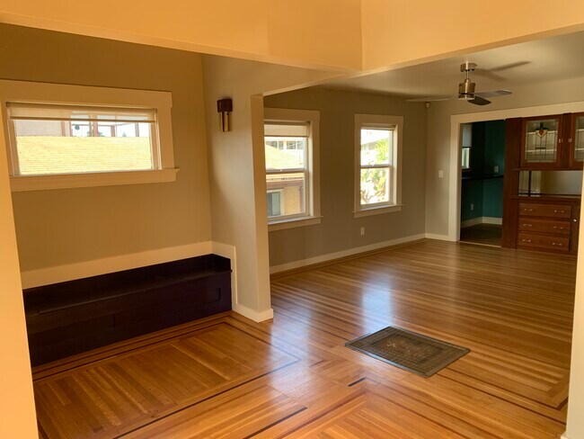Entryway - 5495 Fairfax Ave