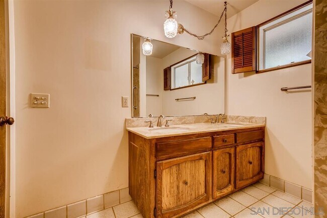 Building Photo - 1705 summit dr