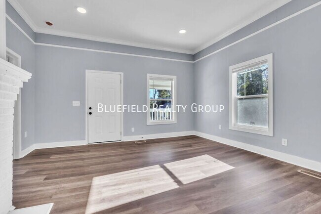 Building Photo - 307 B St