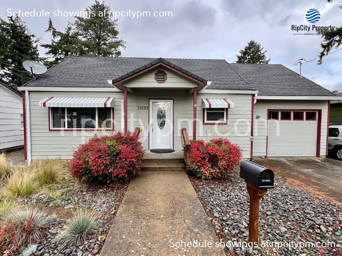 Foto principal - Cute 2 bed 1 bath home with huge fenced in...