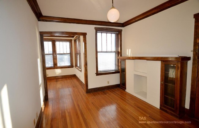 Building Photo - 1 BR Apartment in Lakeview!