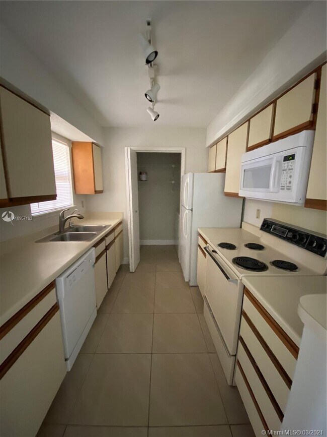 Foto del edificio - 833 Riverside Dr