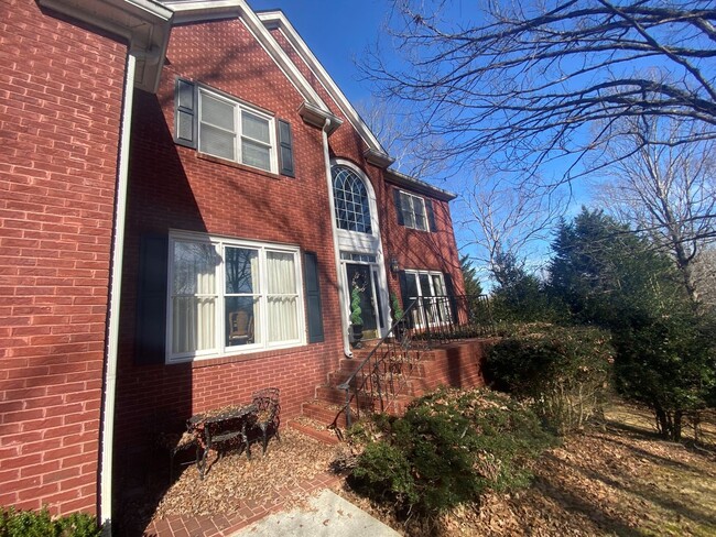 Building Photo - Suite A Main Level