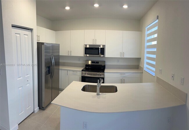 Foto del edificio - 2451 SE 28th St